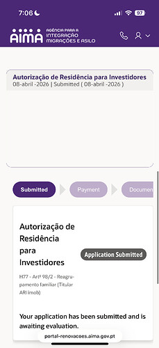 The image displays a digital confirmation for a submitted investor residency application in Portuguese, indicating it is awaiting evaluation. (Captioned by AI)
