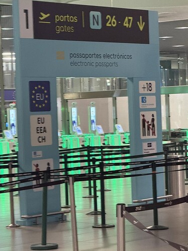 The image shows an airport area designated for electronic passport control, with clear signage indicating gates N26 to N47 and various queue barriers. (Captioned by AI)