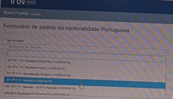The image displays a digital form for requesting Portuguese nationality, with various application types listed. (Captioned by AI)